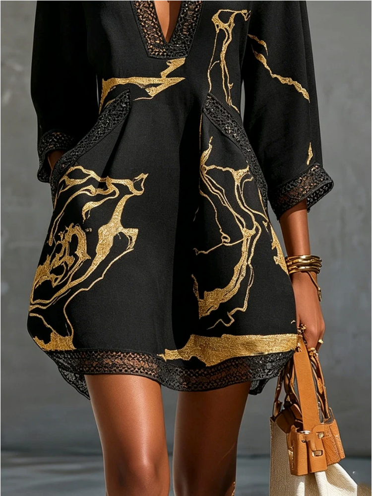 MARINA | MINI VESTIDO NEGRO CON ESTAMPADO DE MÁRMOL DORADO Y ENCAJE DE GANCHILLO