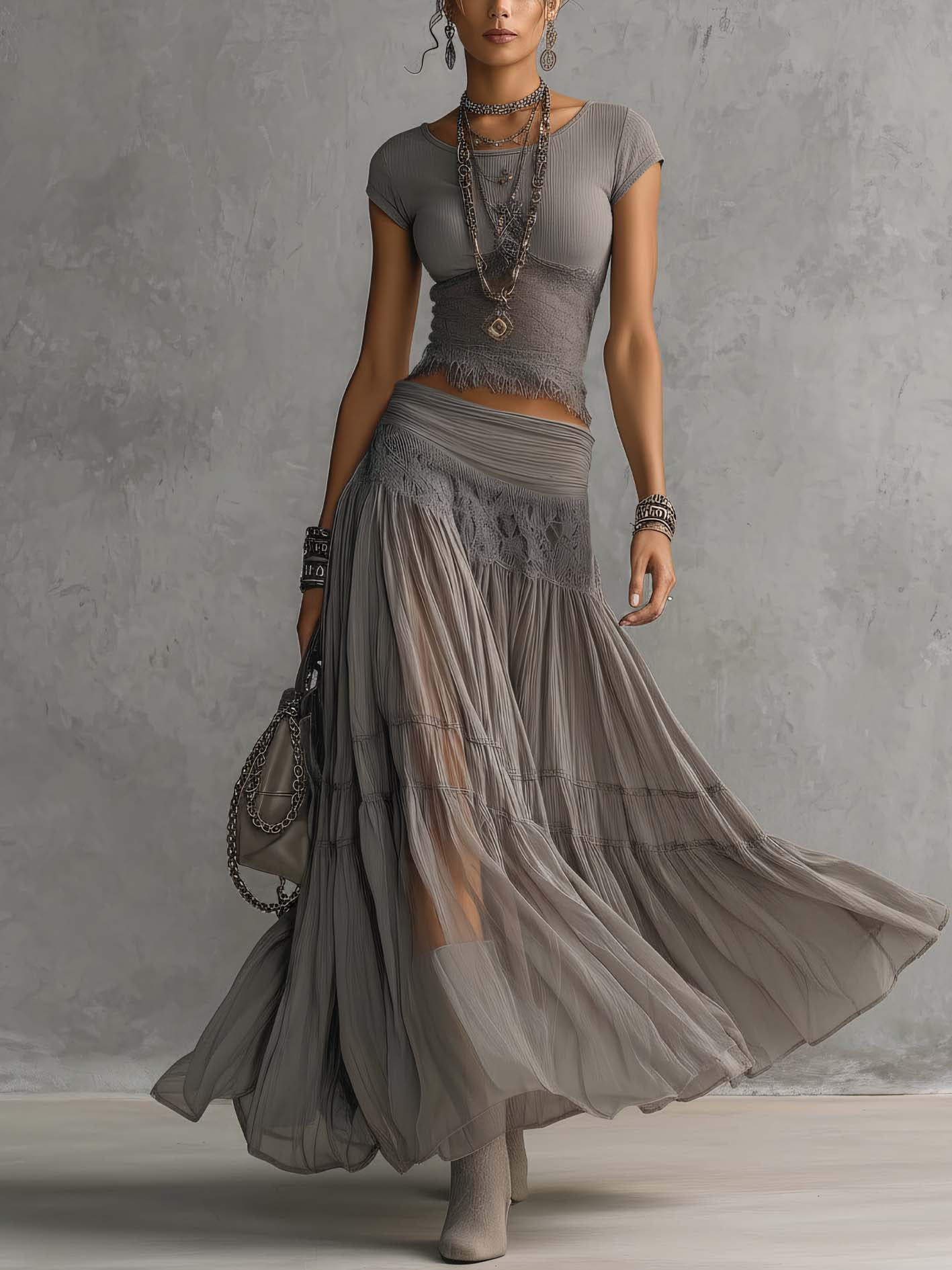 Set Top in Pizzo Trasparente Grigio e Gonna Maxy Plissettata