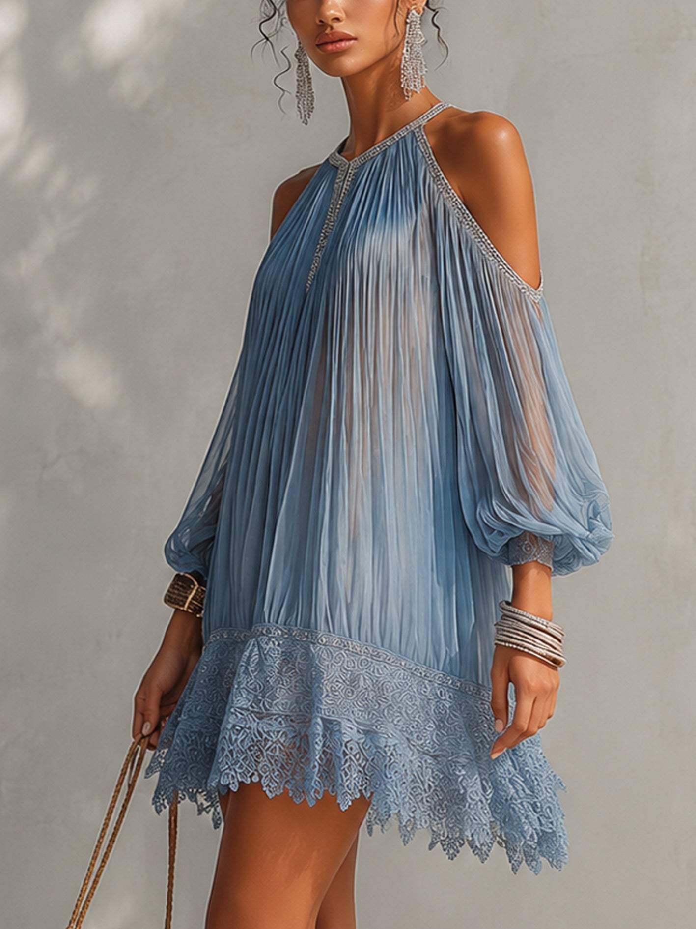 Celeste | Minivestido azul con hombros descubiertos, detalle fruncido y dobladillo de encaje
