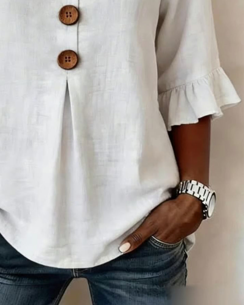 Blusa Sofía de algodón-lino lisa con botones de madera y volantes