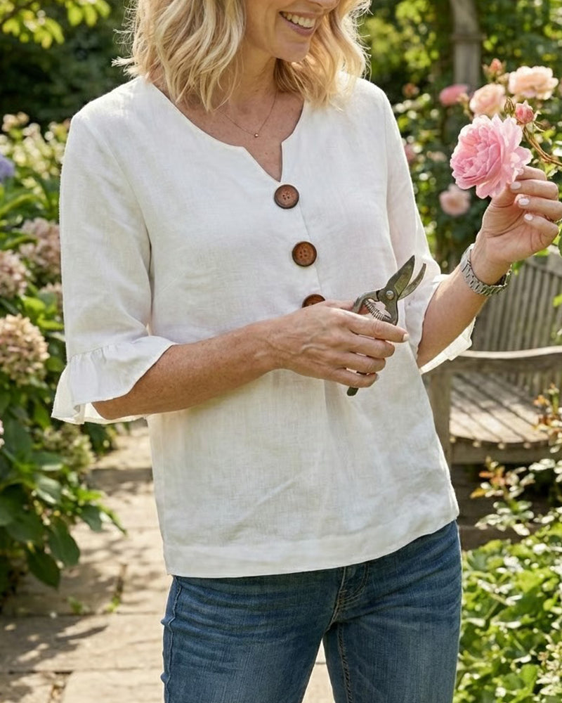 Blusa Sofía de algodón-lino lisa con botones de madera y volantes