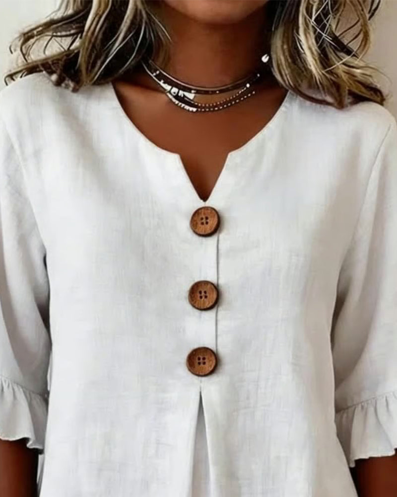 Blusa Sofía de algodón-lino lisa con botones de madera y volantes