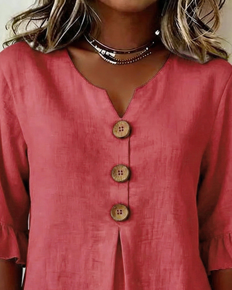 Blusa Sofía de algodón-lino lisa con botones de madera y volantes