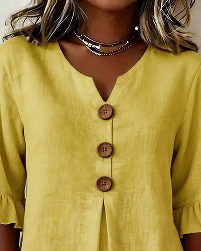 Blusa Sofía de algodón-lino lisa con botones de madera y volantes