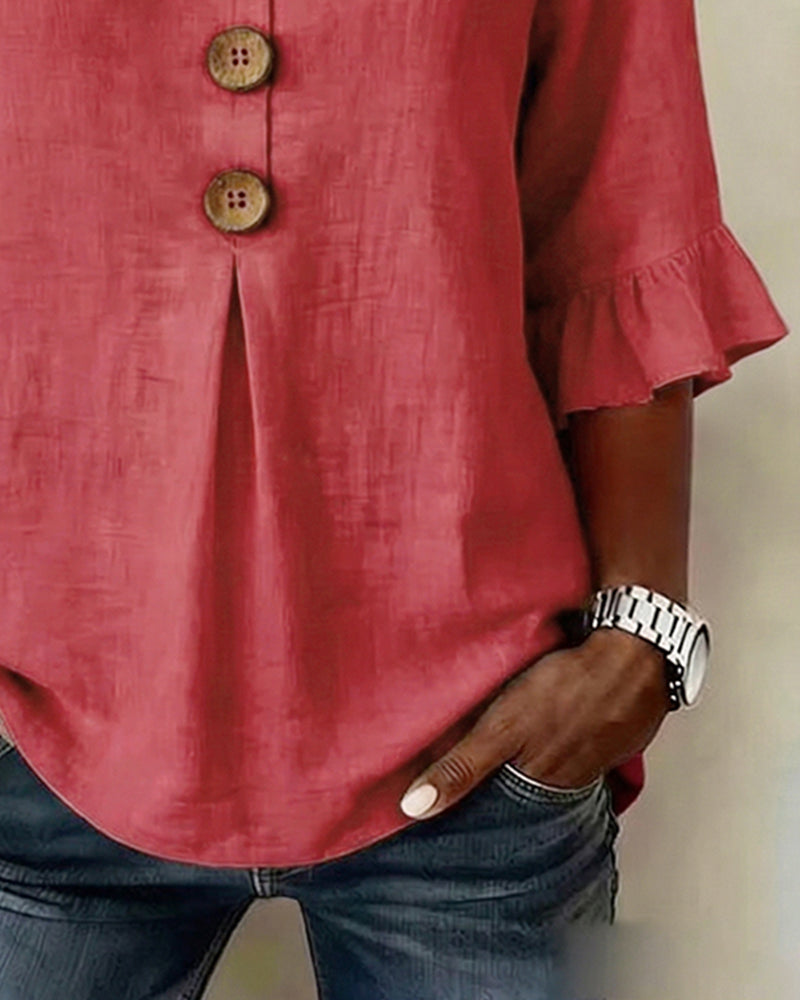 Blusa Sofía de algodón-lino lisa con botones de madera y volantes