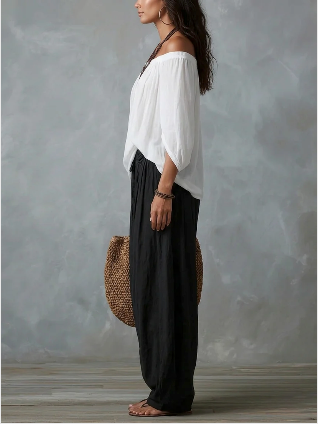Conjunto de top blanco con hombros descubiertos y pantalón acampanado