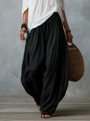 Conjunto de top blanco con hombros descubiertos y pantalón acampanado