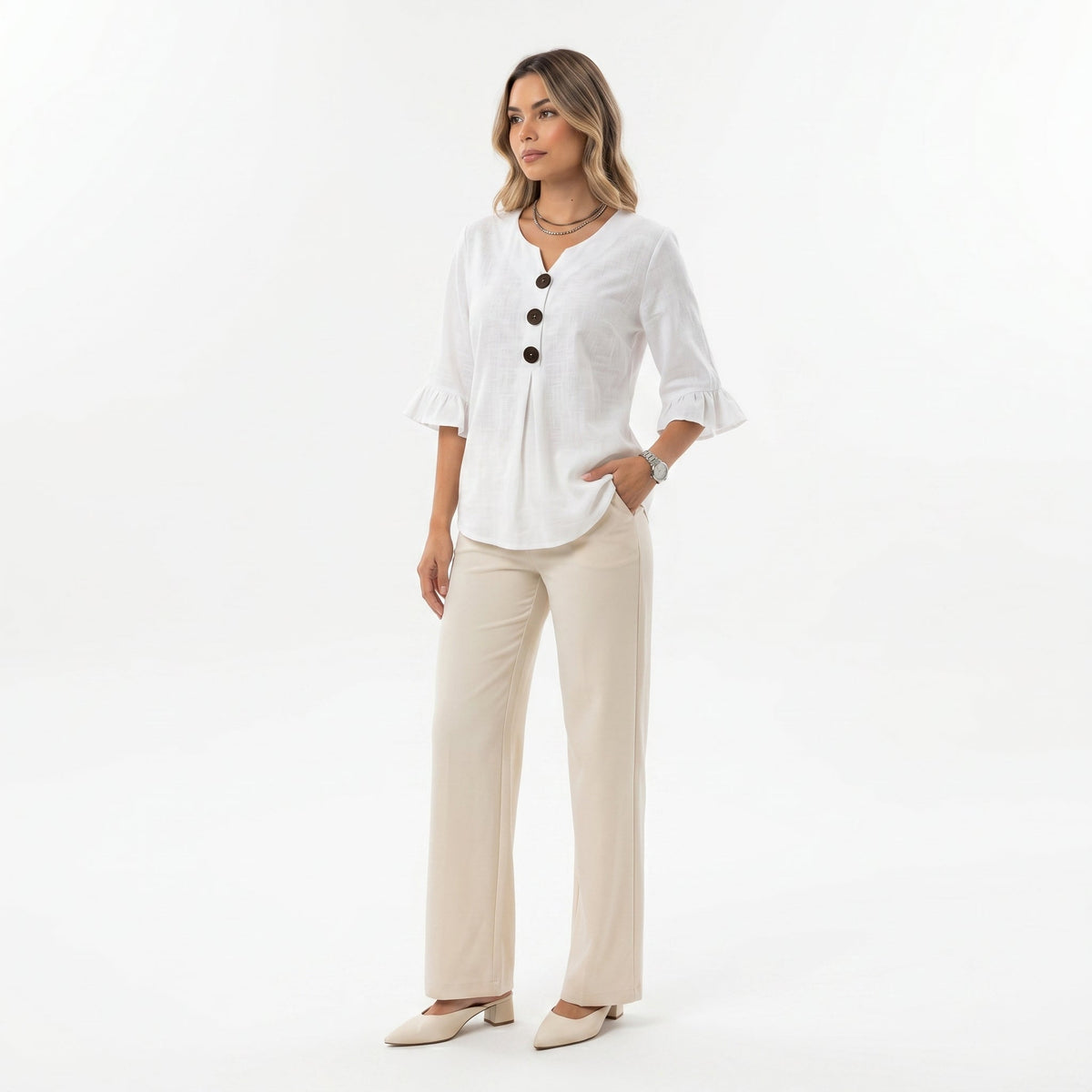 Blusa Sofía de algodón-lino lisa con botones de madera y volantes