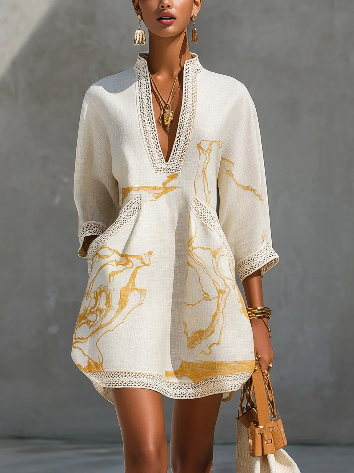 Renata - Minivestido de encaje con estampado dorado y escote en V profundo