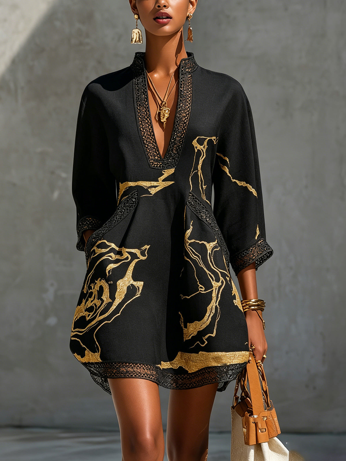 Renata - Minivestido de encaje con estampado dorado y escote en V profundo