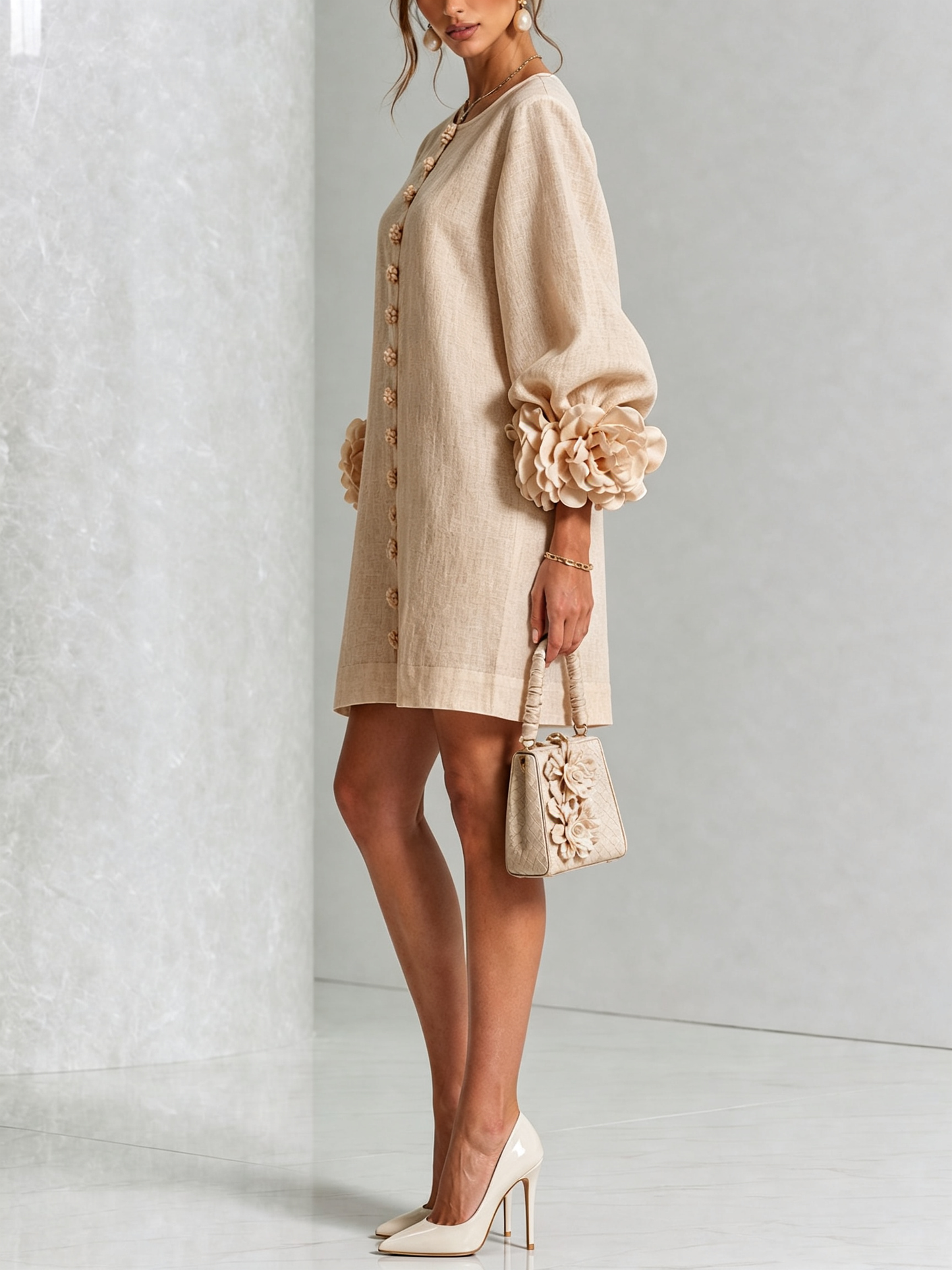 Minivestido blanco con botones florales y mangas florales extravagantes.