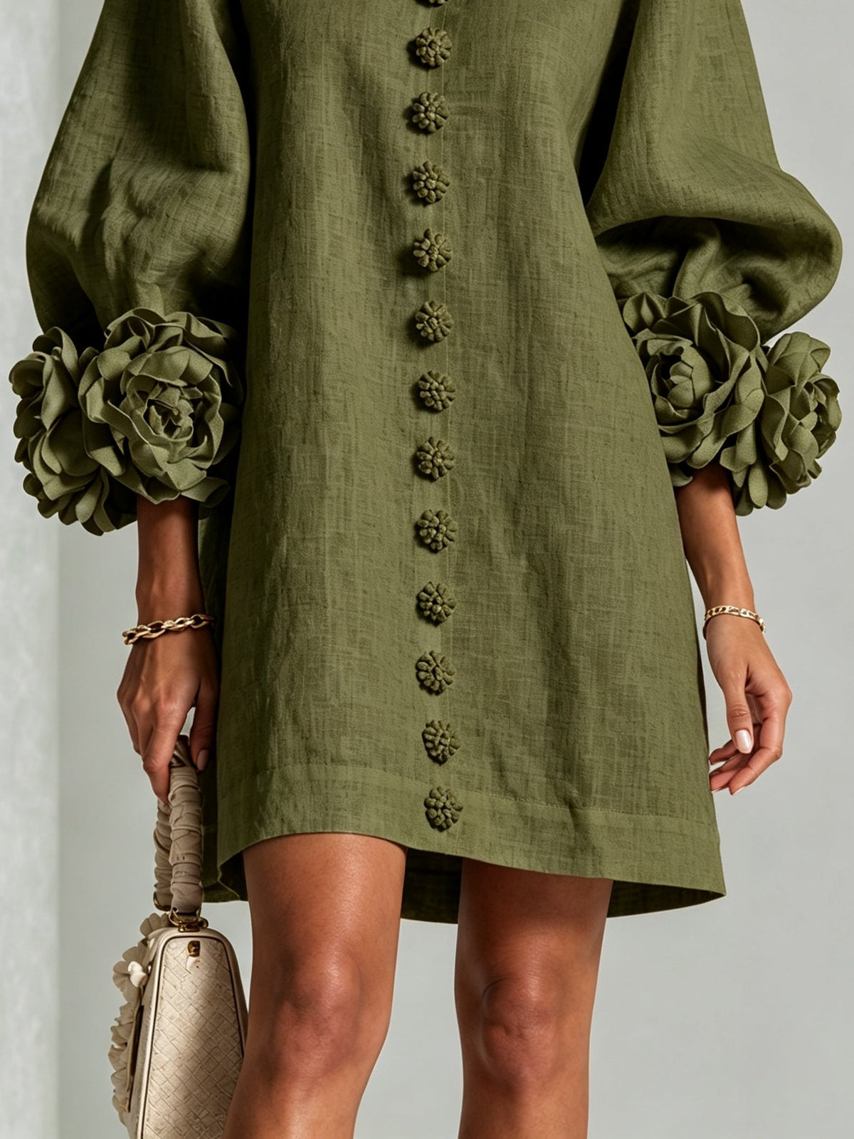 Minivestido camisero floral verde oliva con puños florales originales.