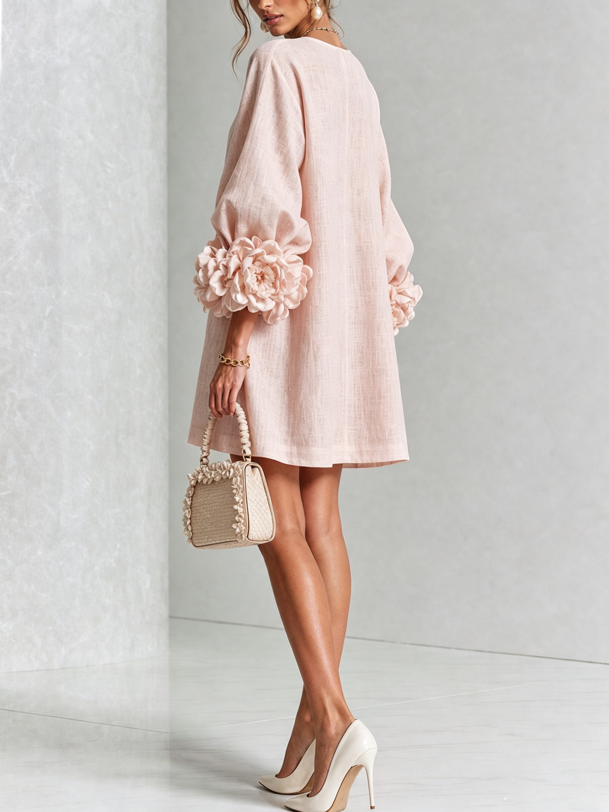 Minivestido blanco con botones florales y mangas florales extravagantes.