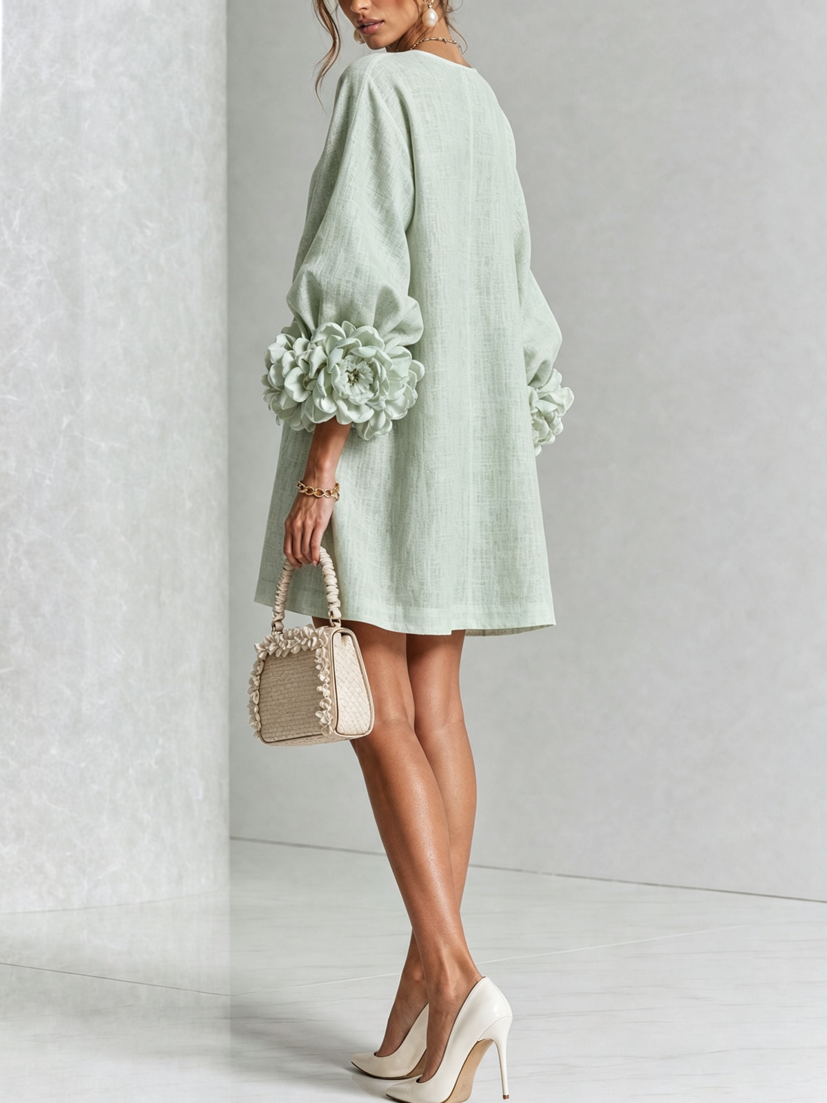 Minivestido blanco con botones florales y mangas florales extravagantes.