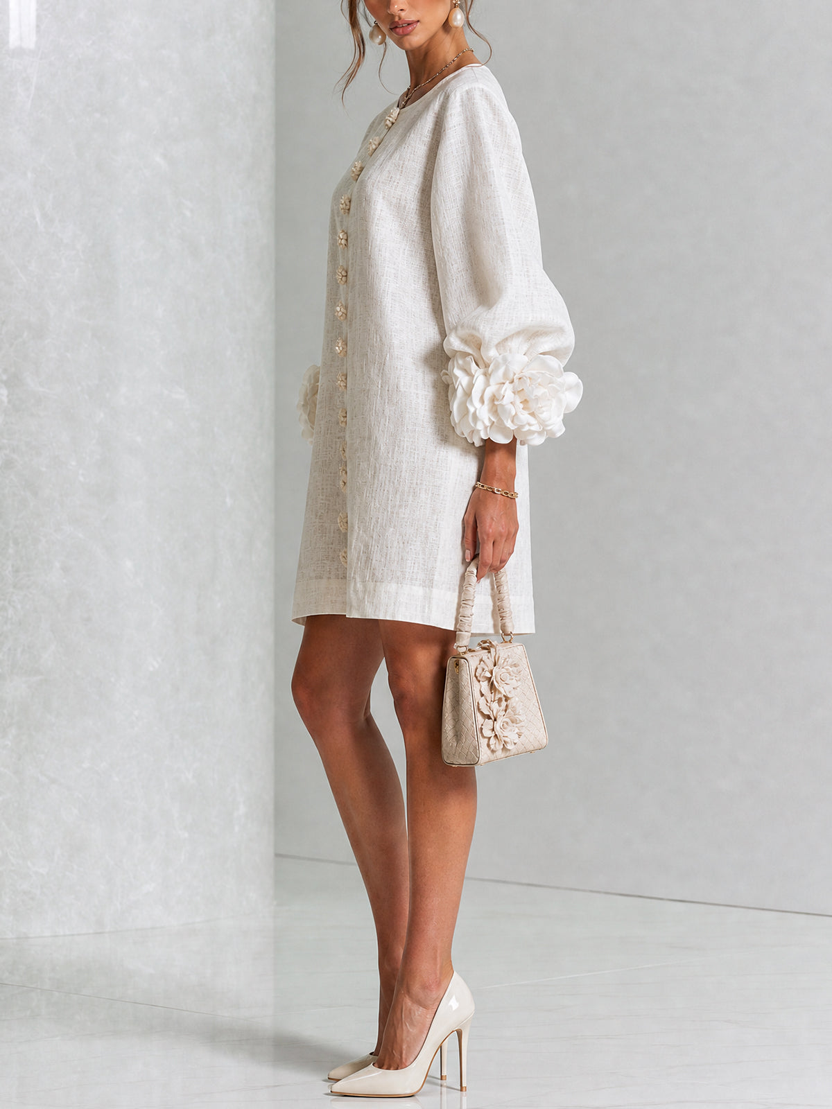Minivestido blanco con botones florales y mangas florales extravagantes.