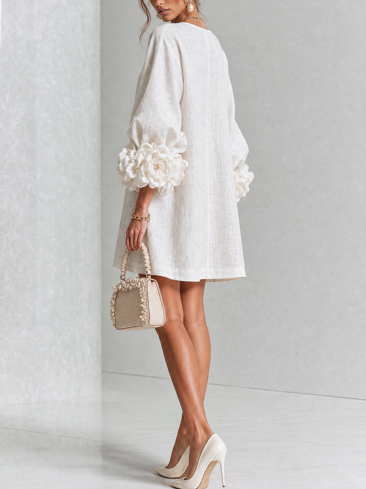 Minivestido blanco con botones florales y mangas florales extravagantes.