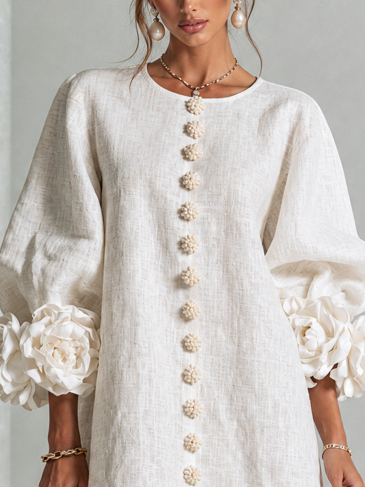 Minivestido blanco con botones florales y mangas florales extravagantes.