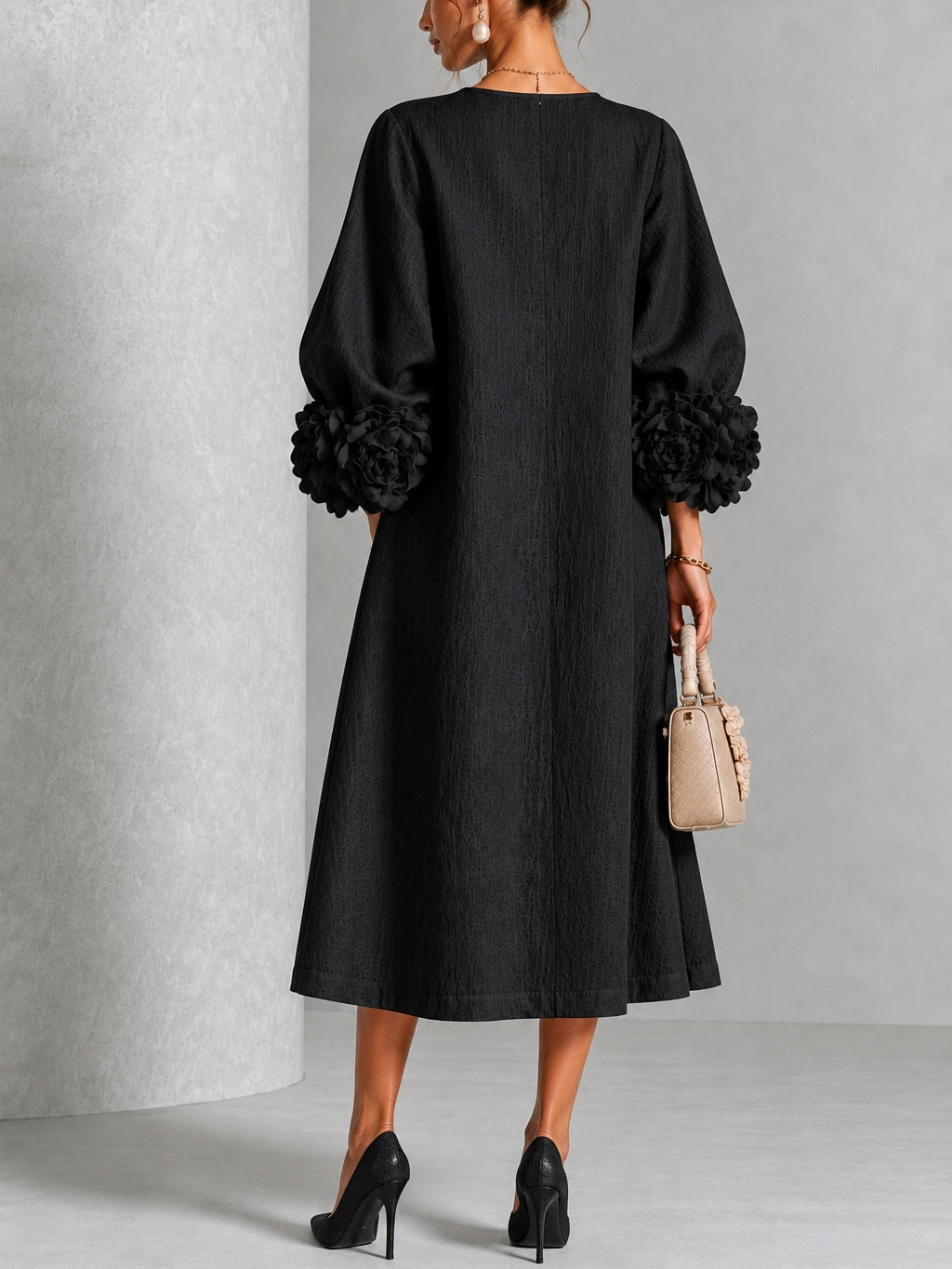 Cecilia | Minivestido de mezcla de lino con puños de rosas, negro