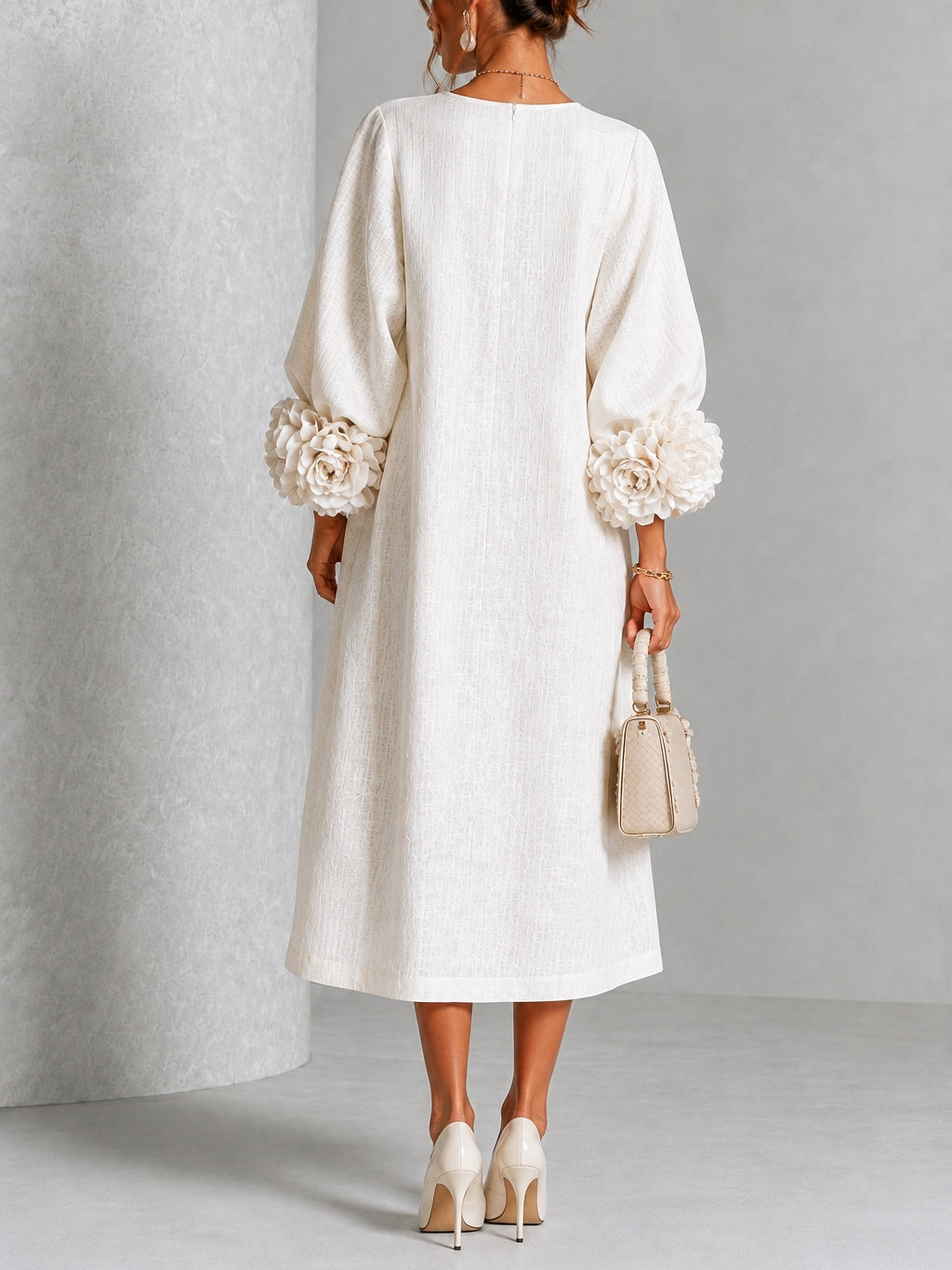 Chiara | Minivestido de mezcla de lino con puños de rosas, blanco