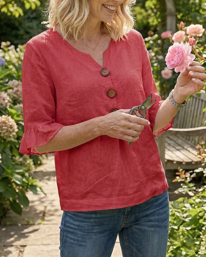 Blusa Sofía de algodón-lino lisa con botones de madera y volantes