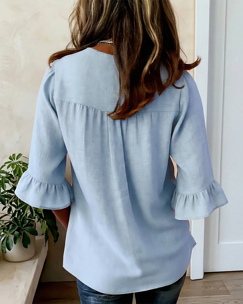 Blusa Sofía de algodón-lino lisa con botones de madera y volantes