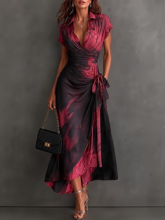 VESTIDO MIDI CON CARTERA CON ESTAMPADO ABSTRACTO ROJO Y NEGRO, CUELLO CON ESCUELLO EN V, MANGA CORTA, CINTURA PARA ANUDAR, DOBLADO ASIMÉTRICO CON VOLANTES
